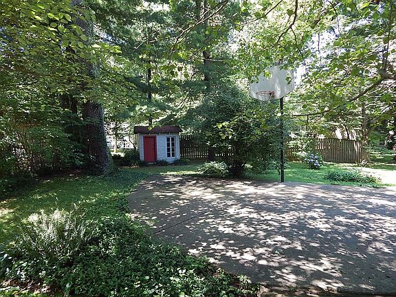 5th image of 309 Deepwood Dr