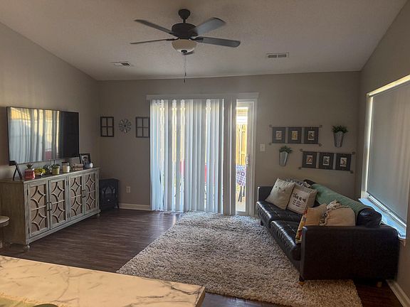 3rd image of 1613 Stuart Square Circle