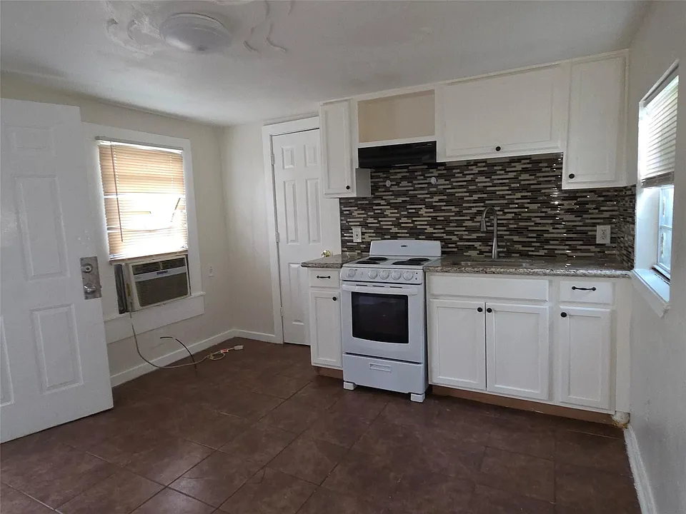 114 Canton St #1/2