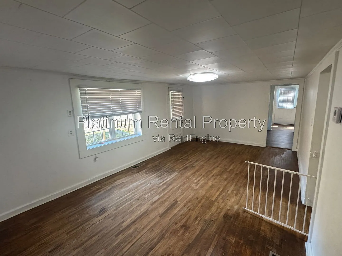 3 bed, 1.0 bath, 1023 sqft, $1,300 — Photo 3