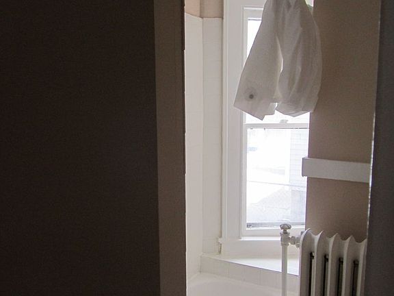 2nd image of 450 Meigs St APT 2