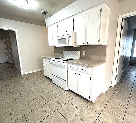 5th image of 2470 Oak Park