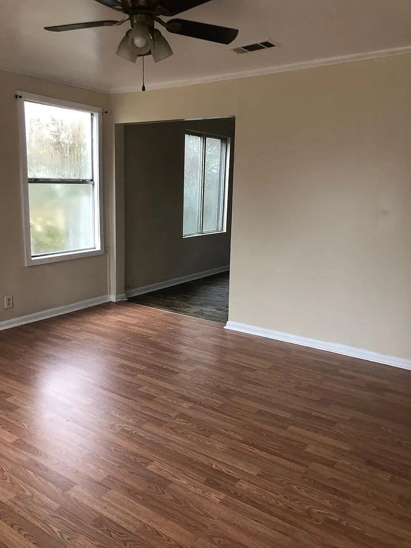 3 bedroom 1.5 Bathroom — Photo 2
