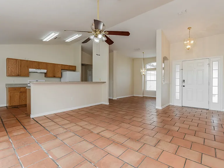 1001 Gary Dr — Photo 4