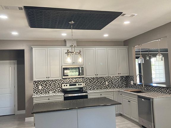 5th image of 525 E Lakeshore Dr