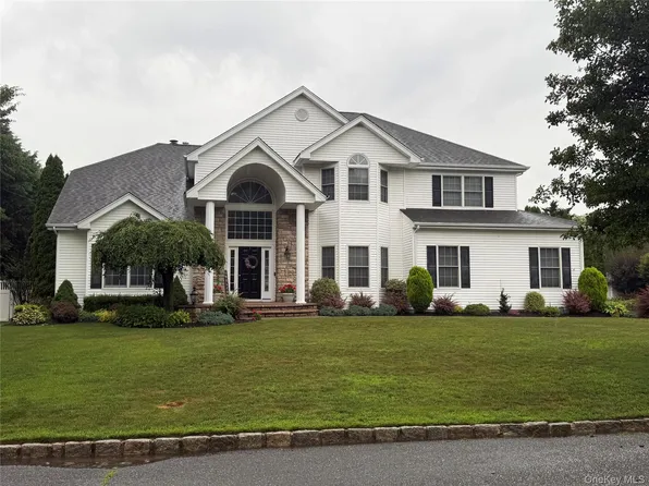 10 Park View Lane, Lake Grove, NY 11755