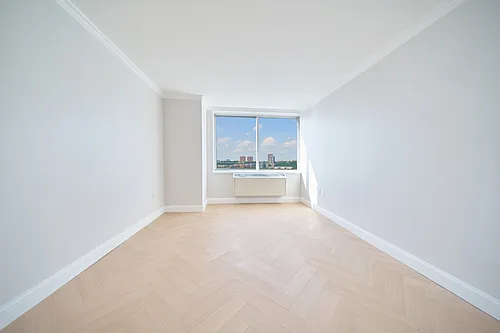 160 Riverside Blvd Photo 1