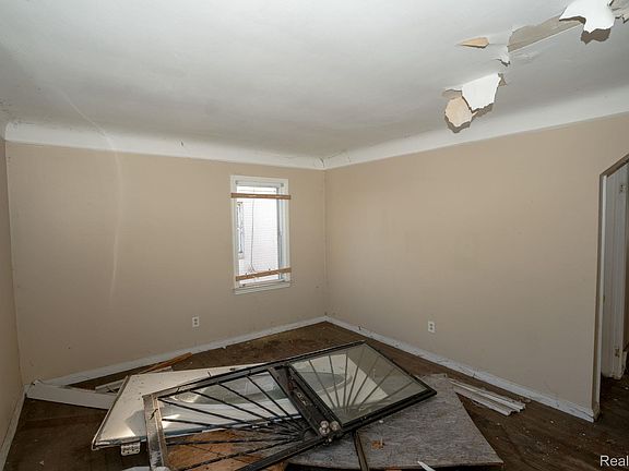 4th image of 5045 Cadieux Rd