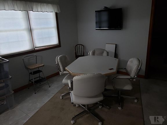 3rd image of 902 9th Ave E