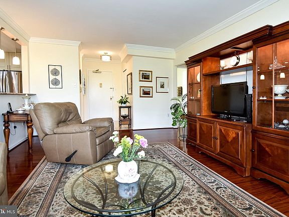 4th image of 3701 S George Mason Dr Unit 307N