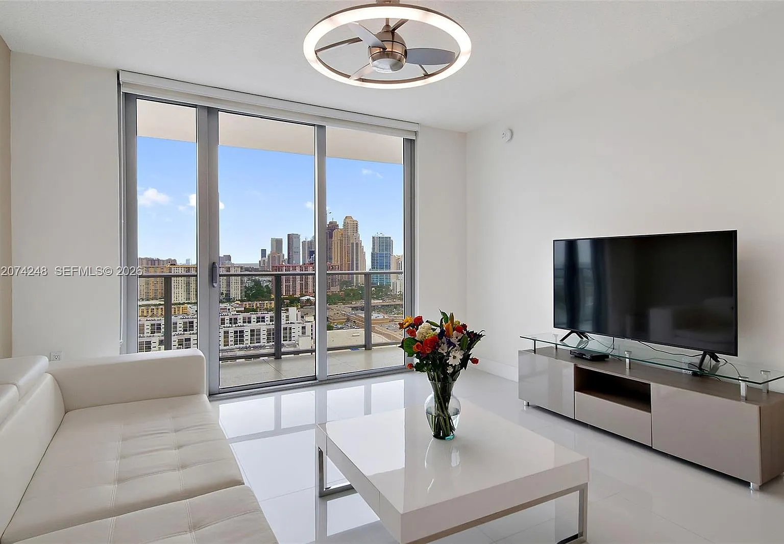 Parque Towers Condo — Photo 2