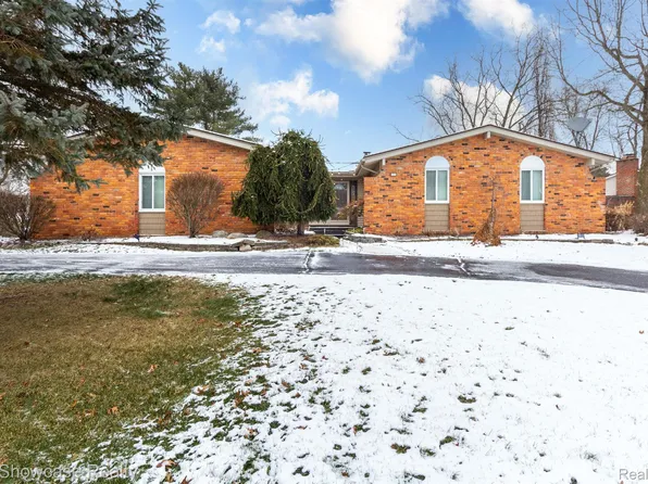7339 Ellingrove Dr, White Lake, MI 48383