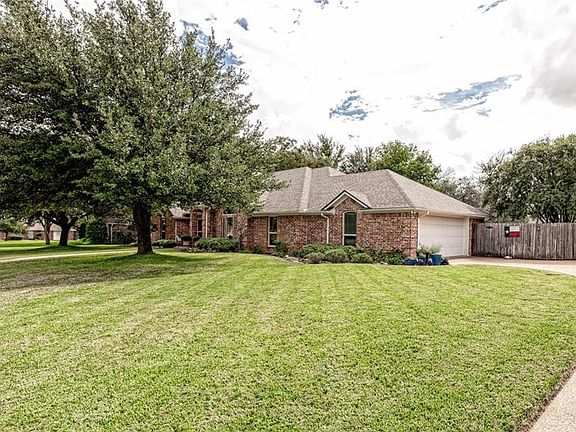 2nd image of 116 Laurel Oaks Ln