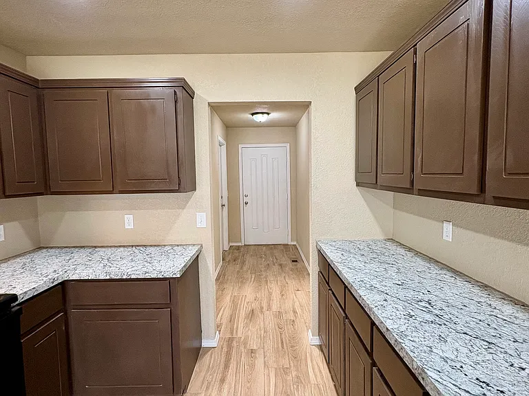 224 Oak Tree Ln — Photo 5