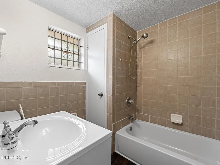 1424 W 9th St — Photo 9