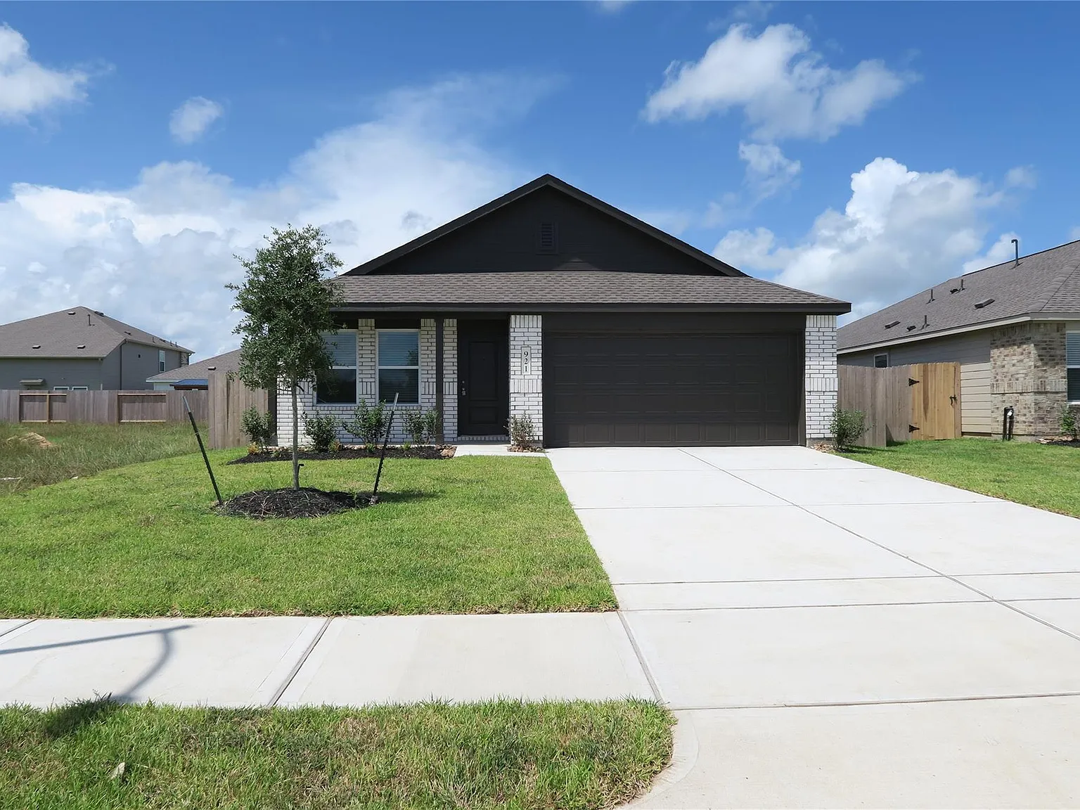 4 bed, 2.0 bath, 1716 sqft, $2,300 — Photo 2
