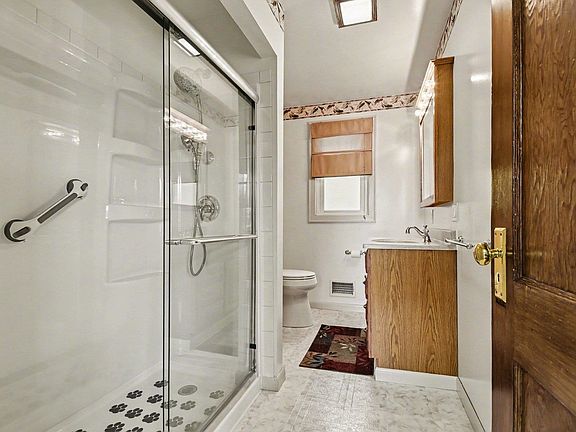 5th image of 1423 Stanton St