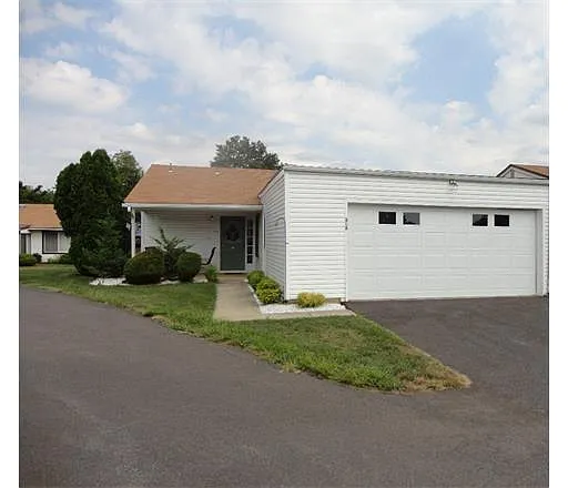 28A Larch Plz photo 1