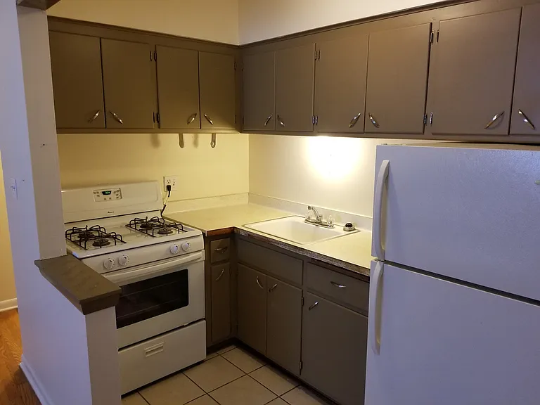 1579 N Farwell Ave — Photo 2