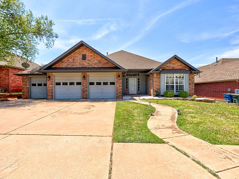 2104 Del Simmons Dr — Photo 1