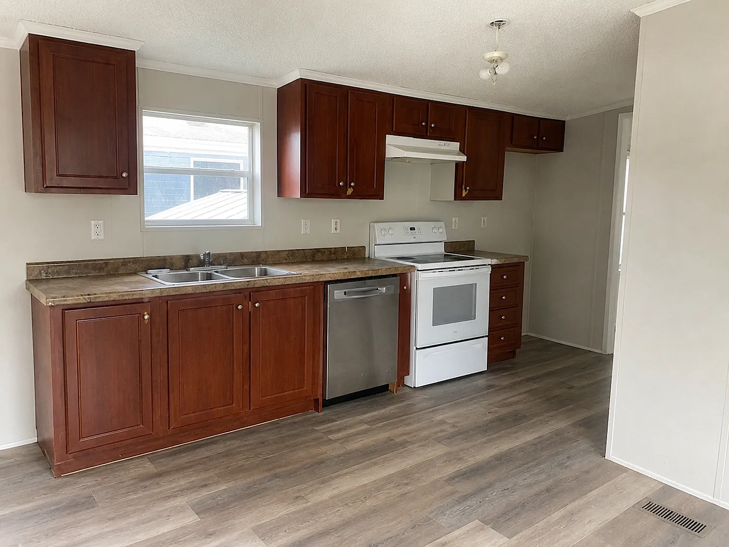 3 bed, 990 sqft, $1,250 — Photo 4