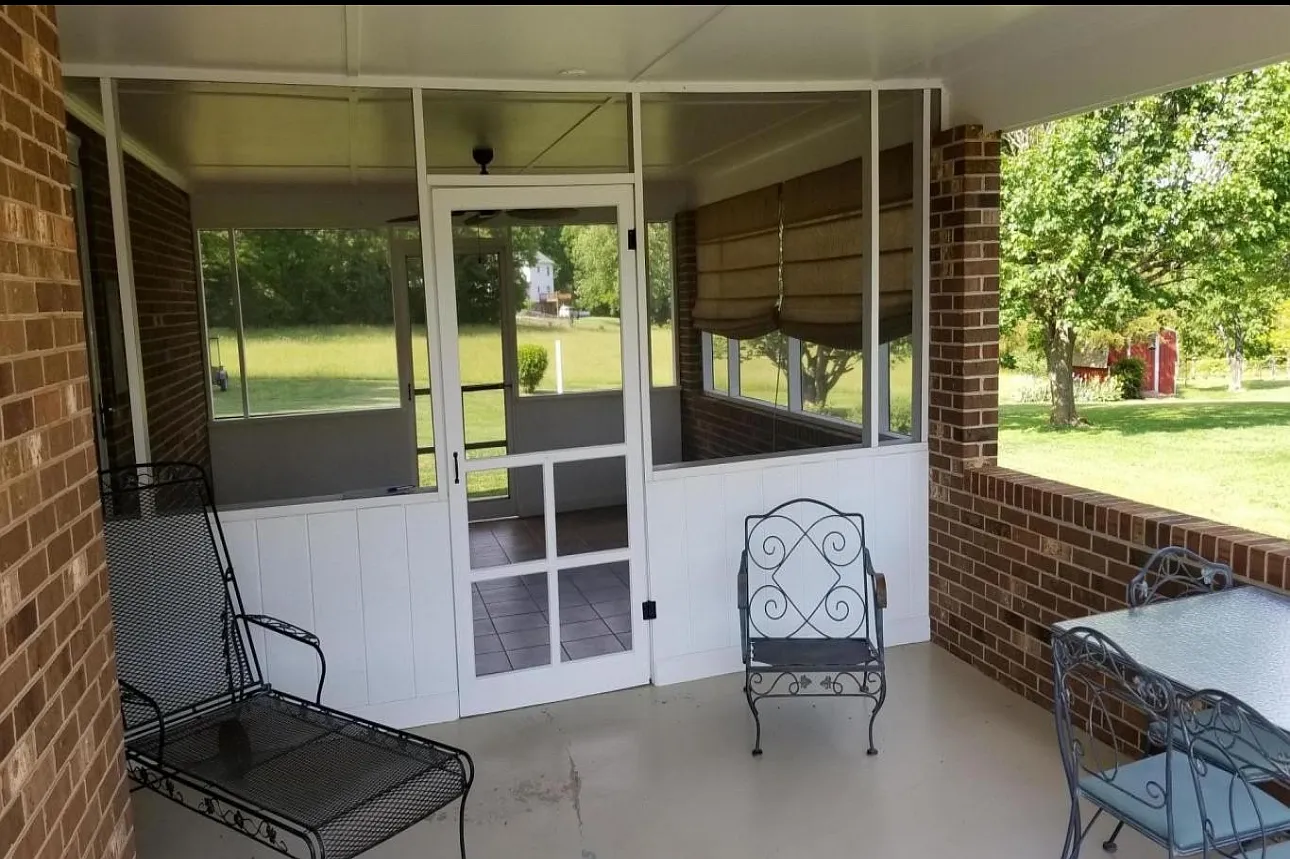 4 bed, 2.5 bath, 2726 sqft, $2,500 — Photo 2
