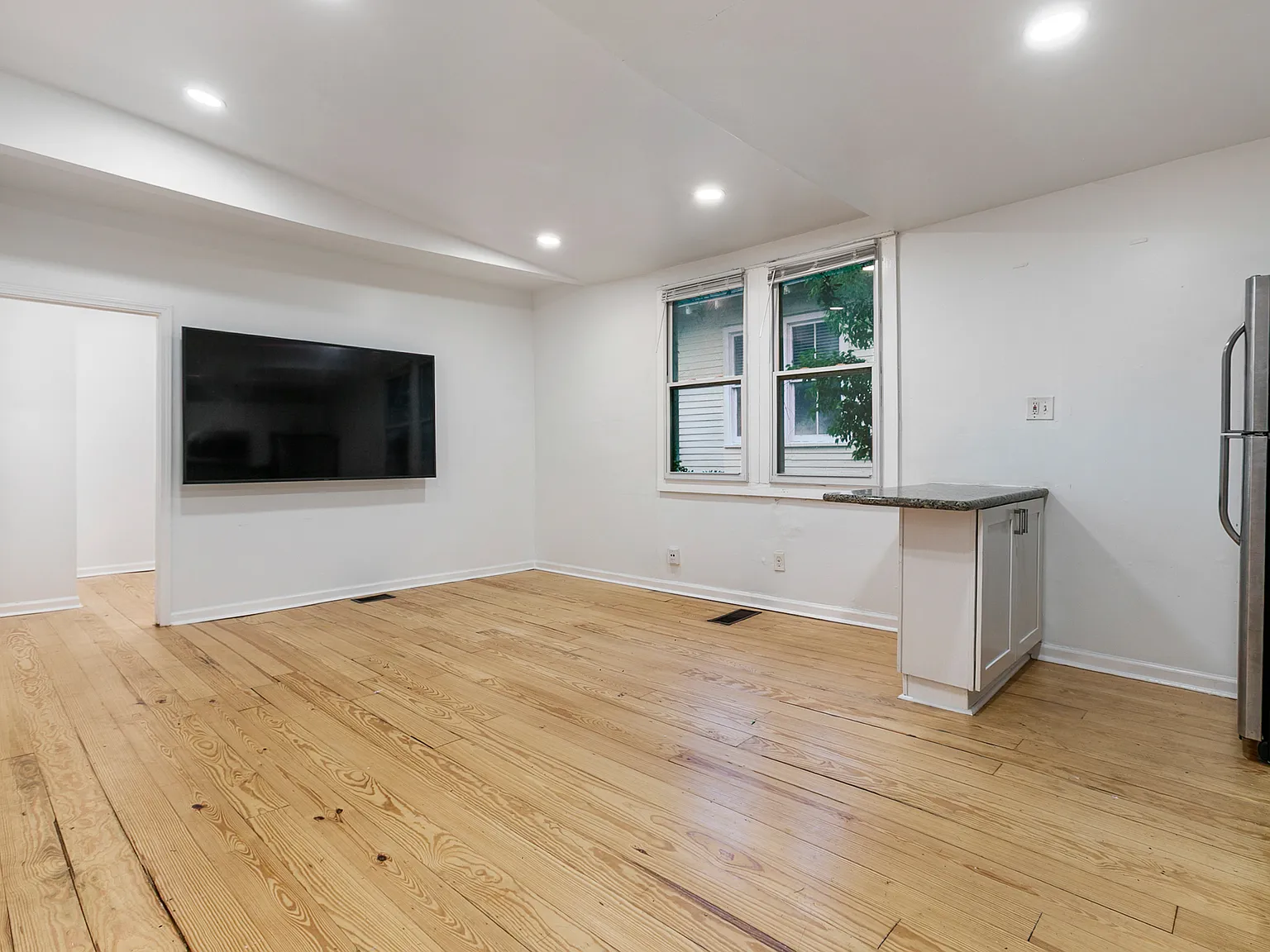 3 bed, 1200 sqft, $1,800 — Photo 4