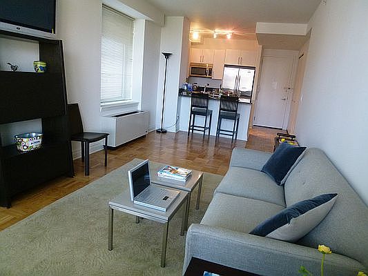 5th image of 1510 Lexington Ave APT 8Q