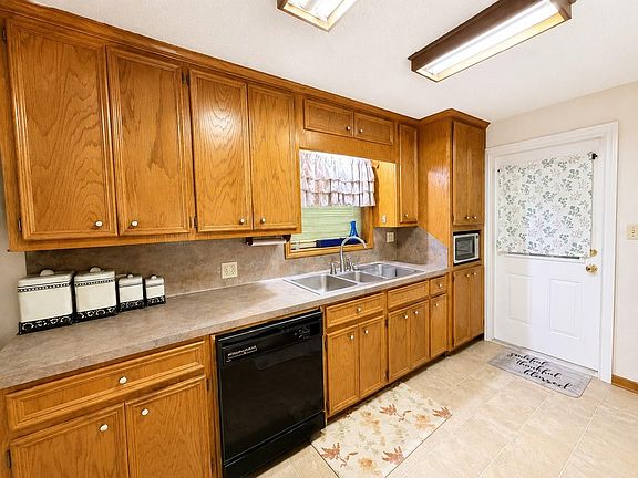 3rd image of 18 Hickory Ct