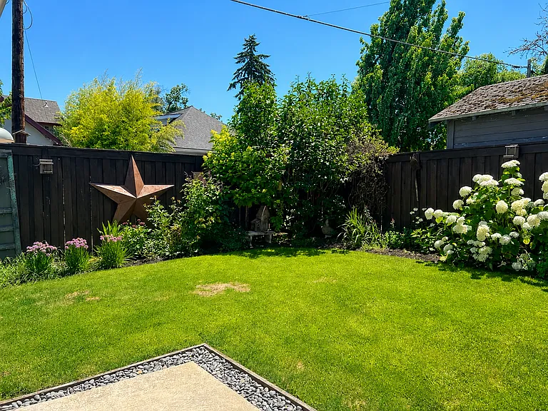 Mature yard (maintenance included)
