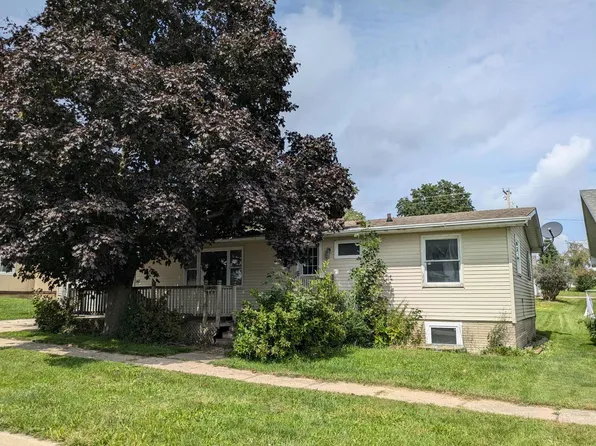 303 E Clay St, Calmar, IA 52132