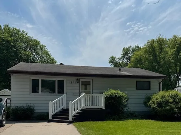 1823 10th Ave N, Grand Forks, ND 58203