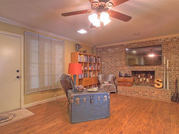 4th image of 206 S Park Dr