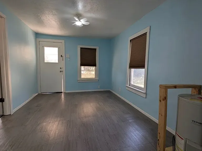 916 E Henrietta Ave — Photo 5