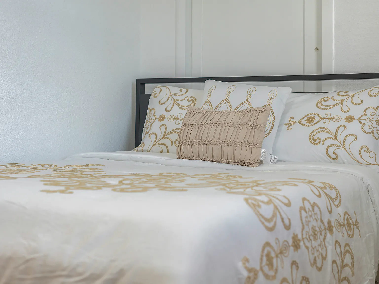 4 bed, $3,000 — Photo 1