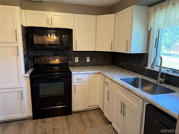 3rd image of 22 Castle Ct
