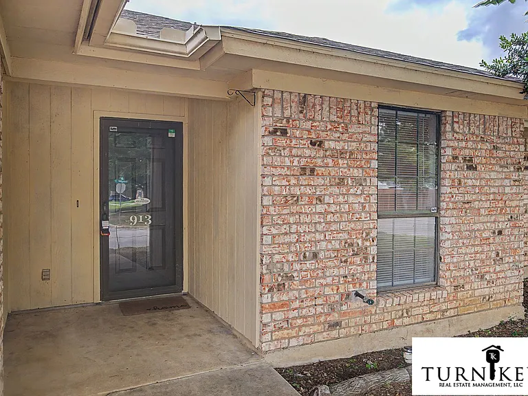 913 Springhill Dr — Photo 20