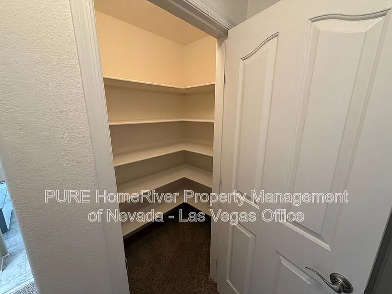 3 bed, 3.0 bath, 2539 sqft, $3,200 — Photo 4