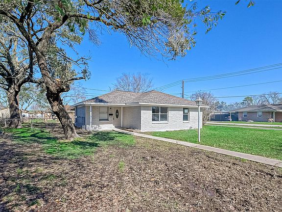 3rd image of 2433 Estate Dr