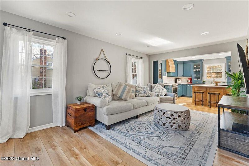 3rd image of 10 Hemlock Drive