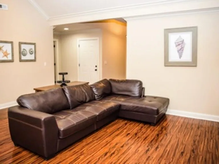 101 Windsor Dr — Photo 2