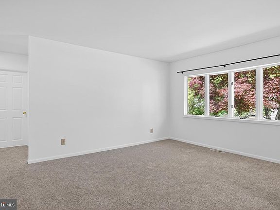 3rd image of 61 Greenridge Rd