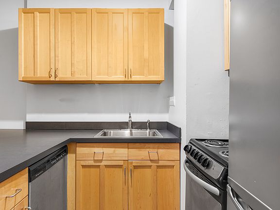 4th image of 425 W 24th St APT 4C