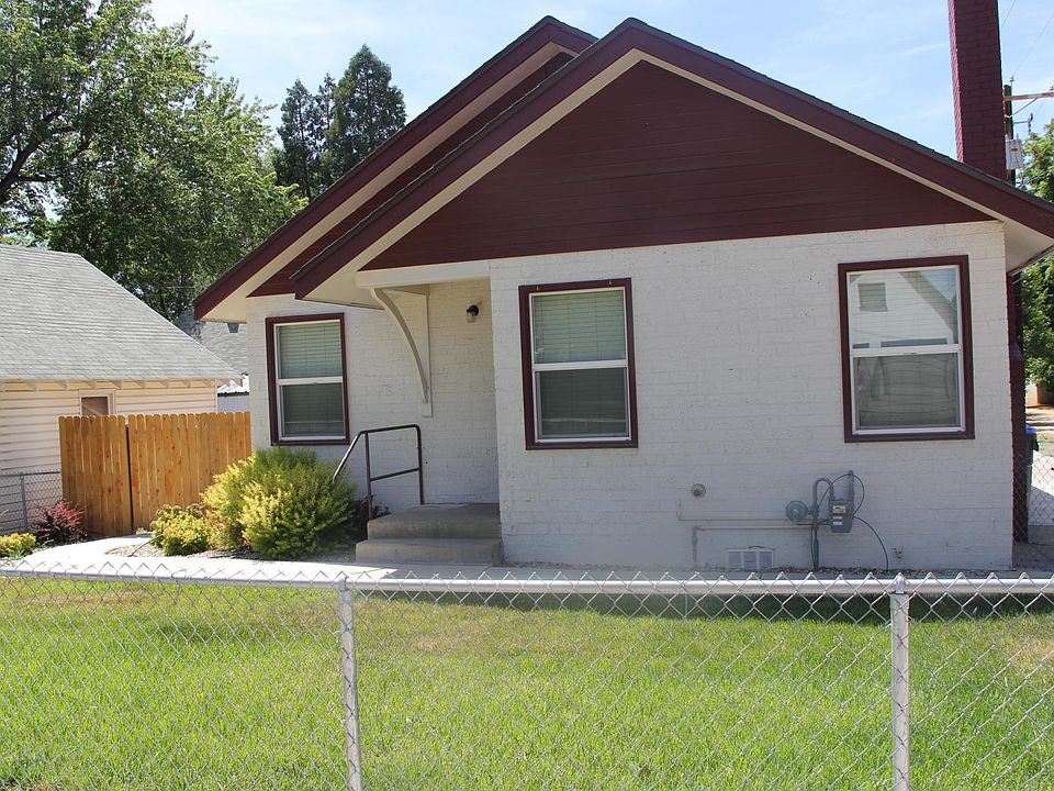 1st image of 220 Ash St