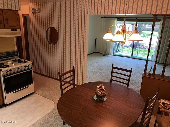 5th image of 877 Andover Ct SE #19