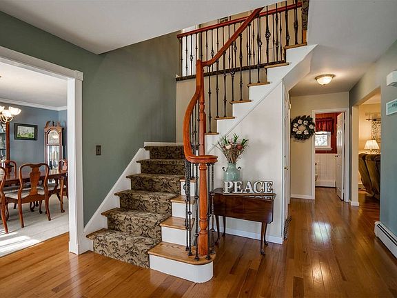 3rd image of 14 Lynhaven Pl