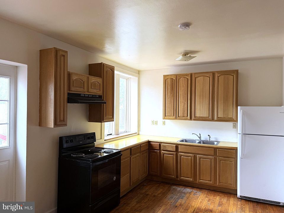 2nd image of 8 Maple St