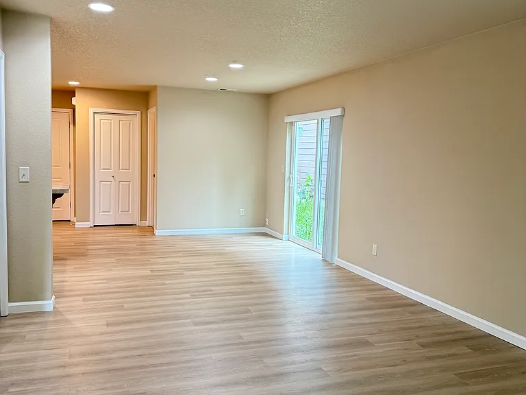 20940 Edgemont St — Photo 2