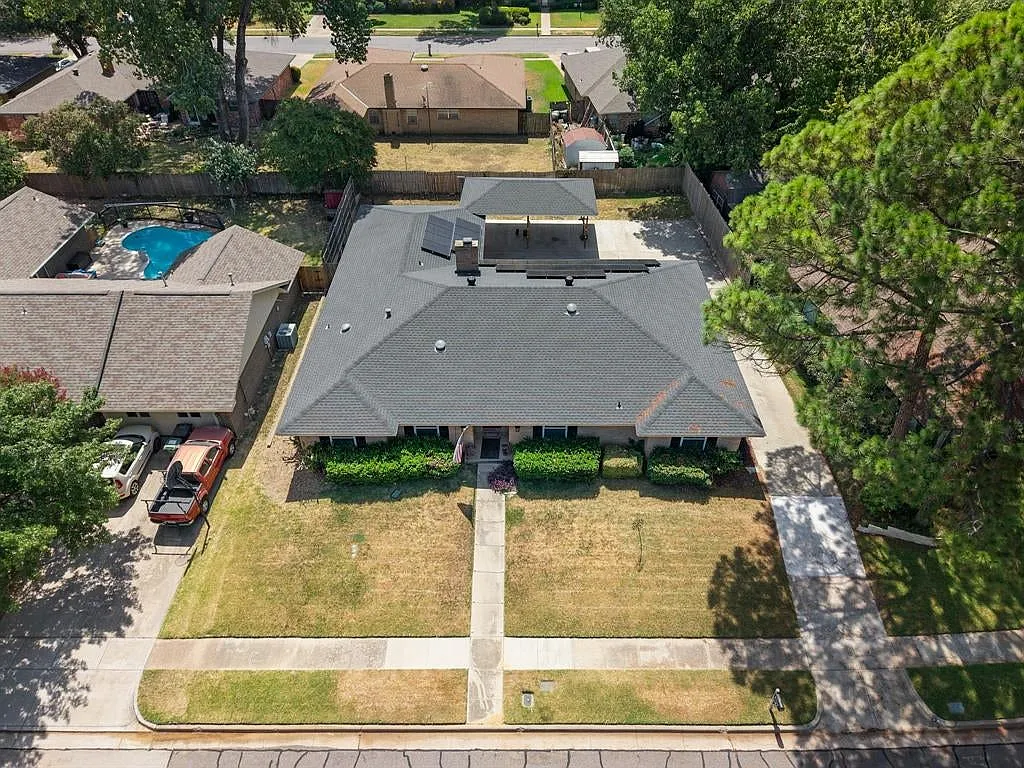 4 bed, 2.5 bath, 2344 sqft, $2,800 — Photo 2