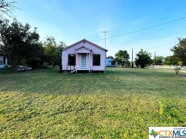 917 NE 3rd St, Waelder, TX 78959